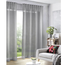 Wohnzimmer mit Gardinen, Sofa und Dekoration