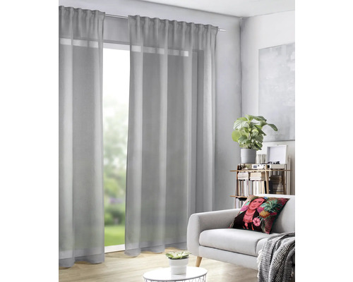 Wohnzimmer mit Gardinen, Sofa und Dekoration