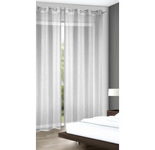 Vorhänge mit Ösen aus transparentem Stoff im Schlafzimmer.