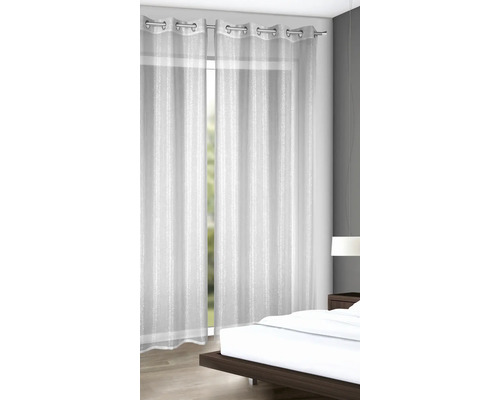 Vorhänge mit Ösen aus transparentem Stoff im Schlafzimmer.
