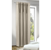 Beige Gardine am Fenster mit Tageslicht