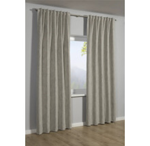 Zwei Gardinen vor einem Fenster mit Ausblick in die Natur.