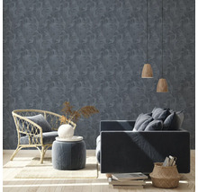 Wohnzimmer mit dunkel gemusterter Tapete, Sessel und Sofa