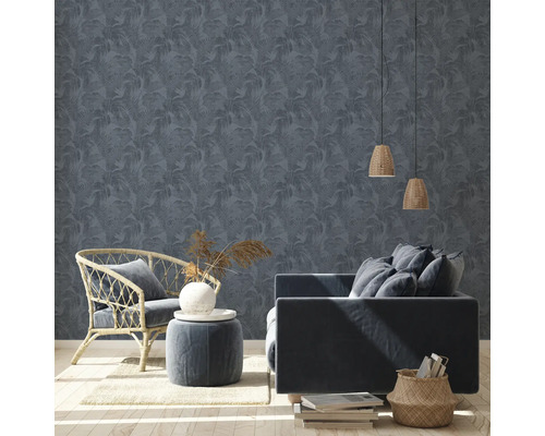 Wohnzimmer mit dunkel gemusterter Tapete, Sessel und Sofa