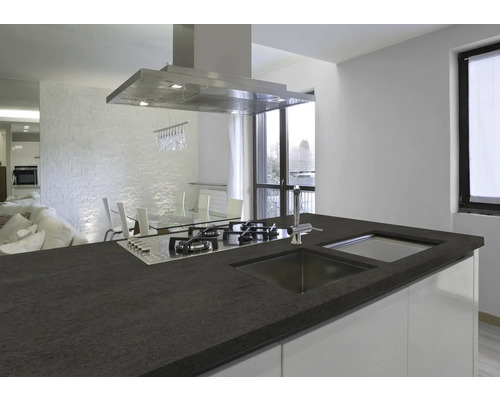 Küchenszene mit Kochfeld, Spüle und Dunstabzugshaube