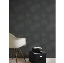 Szene mit gemusterter Tapete, Stuhl und Aufbewahrungsboxen.