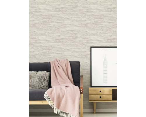 Wohnzimmer mit Couch, Decke, Kissen, Kommode und Tapete in Steinoptik