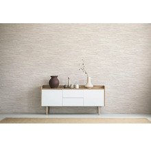 Wohnzimmer mit Kommode, Vasen und dekorativen Objekten vor einer gemusterten Wand