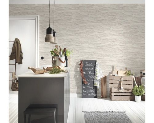 Küchenszene mit Kochinsel, Kreidetafel und dekorativen Elementen für eine gemütliche Atmosphäre.