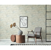 Szene mit gemusterter Tapete, Sessel, Kunstwerk und Beistelltischen für die Raumgestaltung