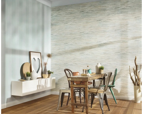 Esszimmer mit Holztisch, Stühlen und dekorierten Wänden.