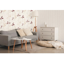 Wohnzimmer mit Sofa, Couchtisch und gemusterter Tapete