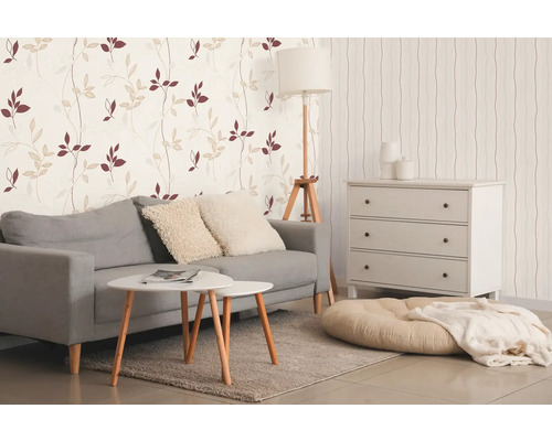 Helles Wohnzimmer mit Sofa, Couchtisch, Kommode und gemusterter Tapete für eine freundliche Atmosphäre