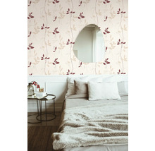 Schlafzimmer mit Blattmuster-Tapete und Spiegel