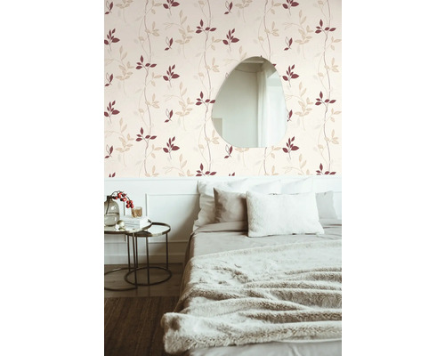 Schlafzimmer mit Blattmuster-Tapete und Spiegel