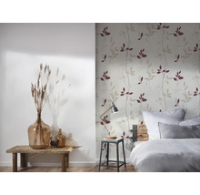 Schlafzimmer mit floraler Tapete, Bett, Lampe und Dekorationen