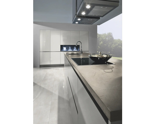 Moderne Küche mit Kücheninsel, Spüle und Dunstabzugshaube