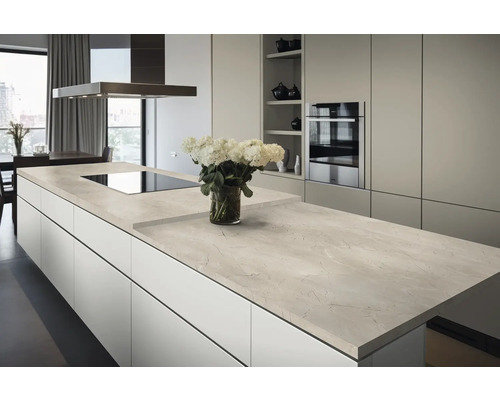 Moderne Küche mit Kochinsel, Arbeitsplatte in Marmoroptik und integriertem Kochfeld.