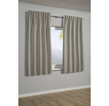 Fenster mit beigen Gardinen