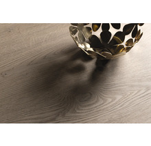 Holzboden mit Metallschale