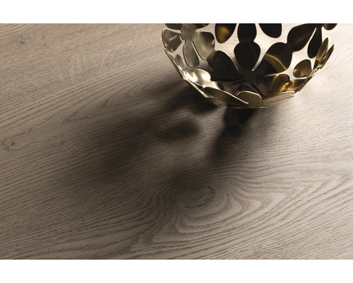 Holzboden mit Metallschale