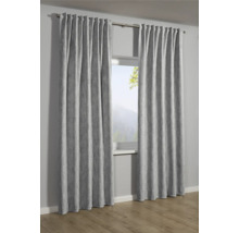 Zwei graue Vorhänge hängen vor einem Fenster.