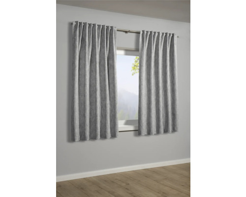 Graue Vorhänge am Fenster