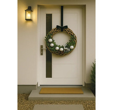 Dekorativer Türkranz mit Weihnachtsmotiven an einer Haustür