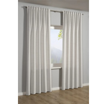 Gardinen vor einem Fenster mit Blick auf eine Berglandschaft