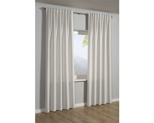 Gardinen vor einem Fenster mit Blick auf eine Berglandschaft