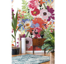 Raum mit Blumentapete, Kommode und Zimmerpflanzen