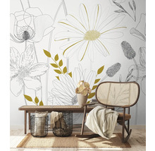 Raumansicht mit floraler Tapete, Bank, Rattansessel und Wohnaccessoires