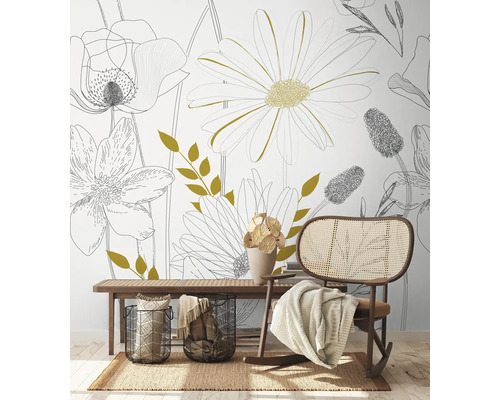 Raumansicht mit floraler Tapete, Bank, Rattansessel und Wohnaccessoires