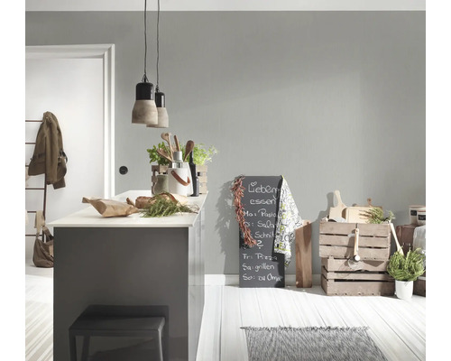 Helle Küche mit Kochinsel, Tafel mit Speiseplan und Holzkisten als Dekoration