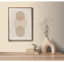 Dekoratives Bild mit Kreismuster im Holzrahmen, auf einem Tisch mit dekorativer Vase und Büchern