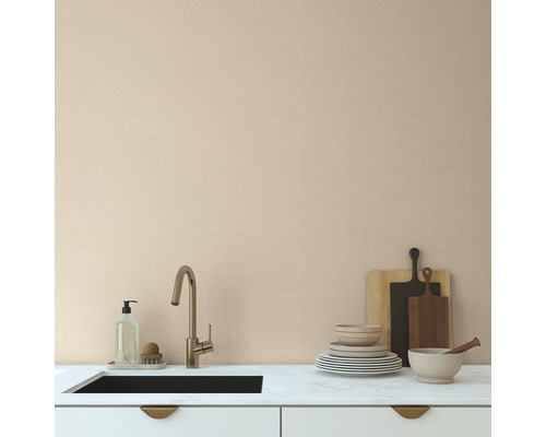 Küchenszene mit Spüle, Armatur, Schneidebrettern und Geschirr auf einer Küchentheke