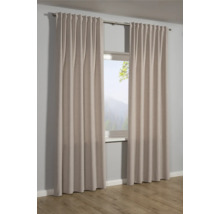 Raumansicht mit Vorhängen an einer Gardinenstange vor einem Fenster.