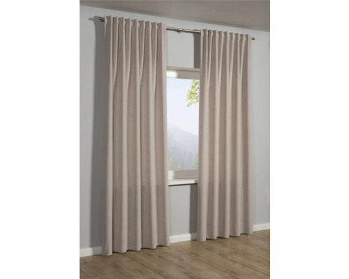 Raumansicht mit Vorhängen an einer Gardinenstange vor einem Fenster.