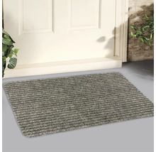 Fußmatte aus Textil vor einer Haustür