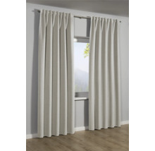 Zwei Gardinen vor einem Fenster an einer Gardinenstange