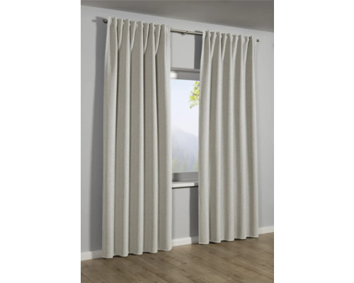 Zwei Gardinen vor einem Fenster an einer Gardinenstange