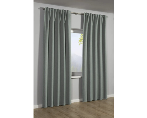 Graue Gardinen vor einem Fenster mit Blick nach draußen