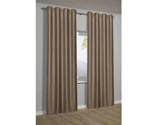 Zwei Vorhänge hängen vor einem Fenster und bieten Sichtschutz und Dekoration.