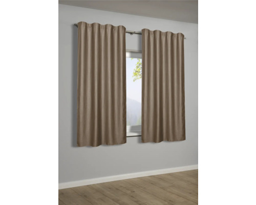 Zwei braune Gardinen hängen an einer Gardinenstange vor einem Fenster.