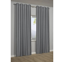 Zwei graue Vorhänge hängen an einer Gardinenstange vor einem Fenster.