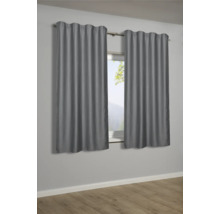 Zwei graue Gardinen vor einem Fenster