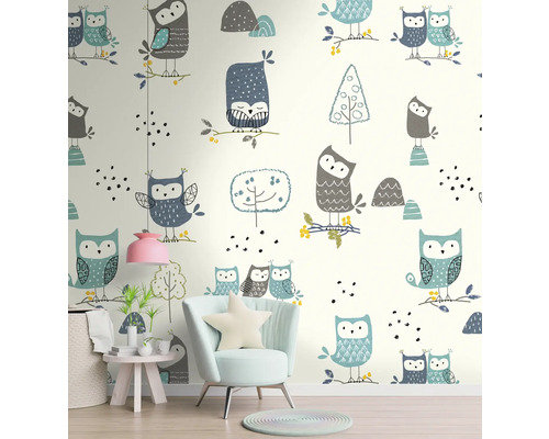 Raumgestaltung mit Tapete mit Eulenmuster, Sessel und Beistelltisch