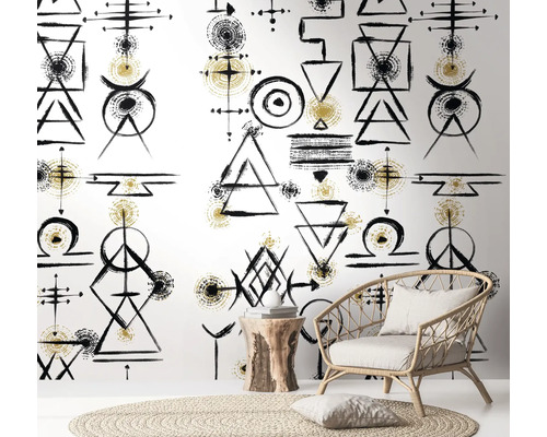 Szene mit gemusterten Tapeten, Korbsessel und Beistelltisch aus Holz