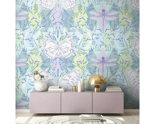 Raum mit Tapete mit Schmetterlingen und Libellen hinter einem Sideboard