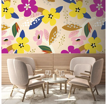 Szene mit floral gemusterter Tapete, Sesseln und Tisch